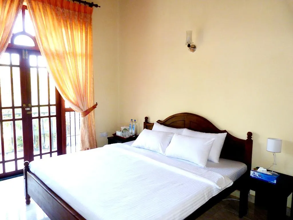 Fire Dragon Guest House Negombo 3*,