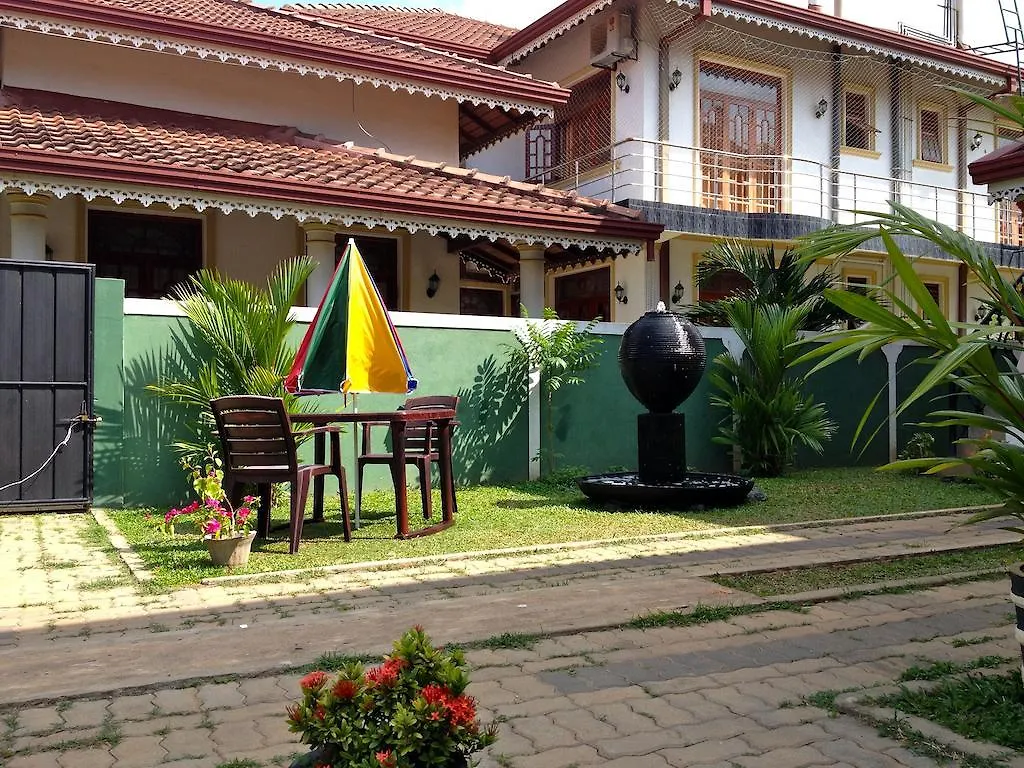 Fire Dragon Guest House Negombo 3*,