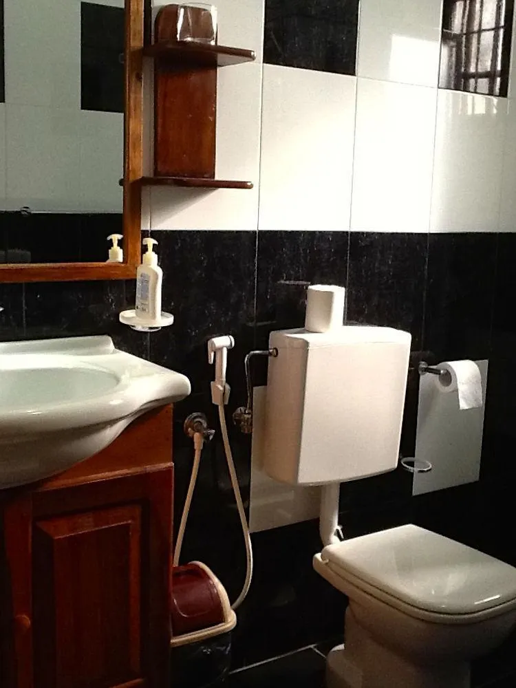 Fire Dragon Guest House Negombo 3*,